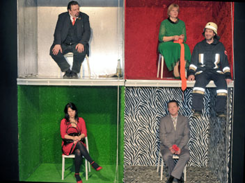 Szene aus Die kahle S&auml;ngerin